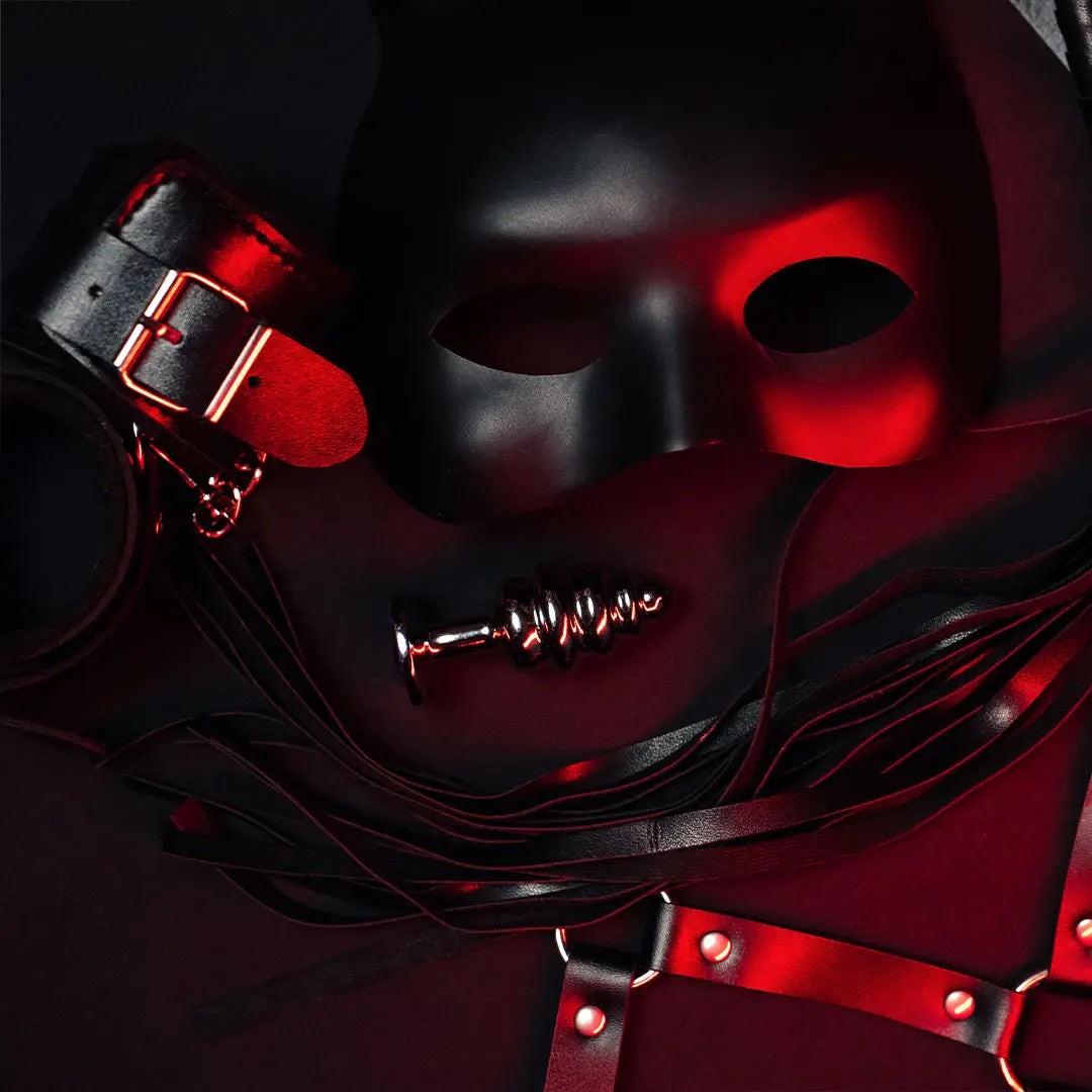 Guide BDSM sur cordes, menottes et autres objets de restriction pour débutants et expérimentés.